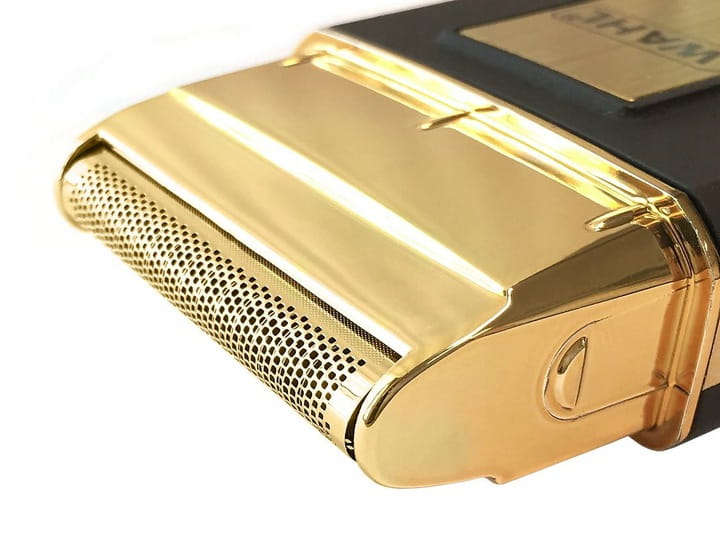 Zbliżenie na siateczkę tnącą (folię) golarki mobilnej Wahl 3615 Gold.