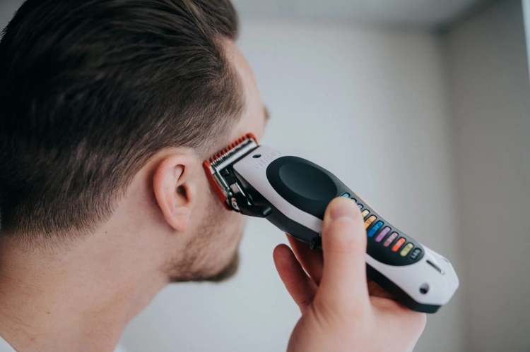 Prezentacja ładowania maszynki Wahl Color Pro Lithium przez przewód USB.