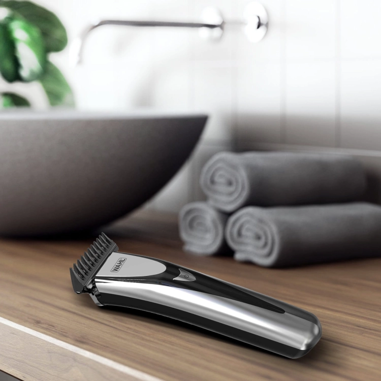 Ergonomiczny trymer Wahl Elite Groom podczas stylizacji zarostu.