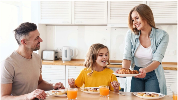 Lekki i poręczny czajnik Blaupunkt EKP502 (BPA-free) na blacie w jasnej kuchni.