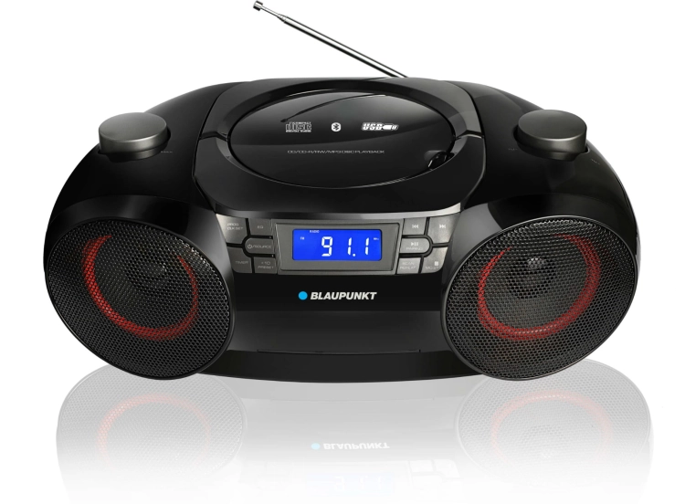 Wejścia USB i czytnik kart SD na przednim panelu radia Blaupunkt BB30BT.
