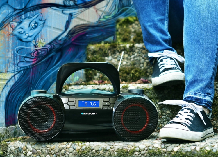 Ekran LCD wskazujący godzinę i funkcję alarmu w odtwarzaczu Blaupunkt BB30BT.