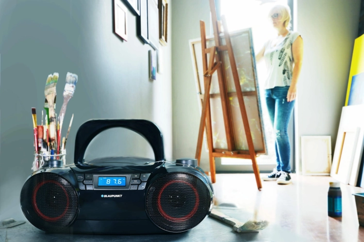 Rozłożona teleskopowa antena radiowa w przenośnym odtwarzaczu Blaupunkt BB30BT.