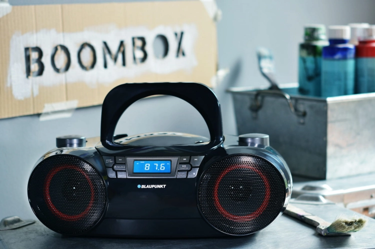 Klasyczny boombox Blaupunkt BB30BT odtwarzający muzykę bezprzewodowo w domowym salonie.