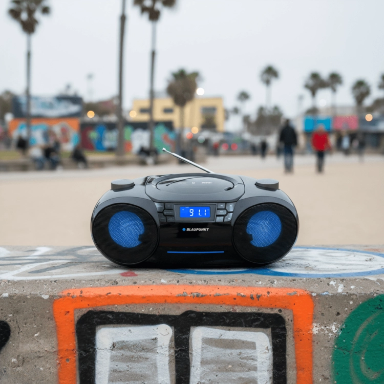 Nowoczesny boombox Blaupunkt BB31LED rozkręcający domową imprezę dzięki muzyce z Bluetooth.