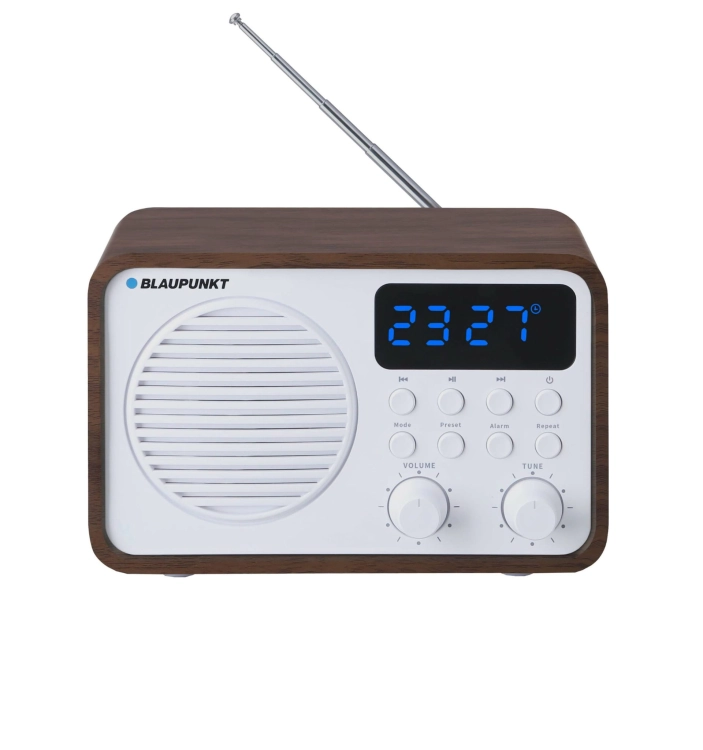 Przenośny radioodtwarzacz Blaupunkt PP7BT w eleganckiej obudowie z czytelnym ekranem.