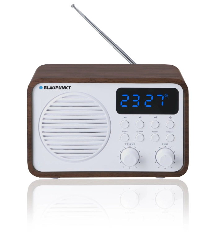 Przyciski sterujące, gniazdo USB i wejście AUX w radiu Blaupunkt PP7BT.