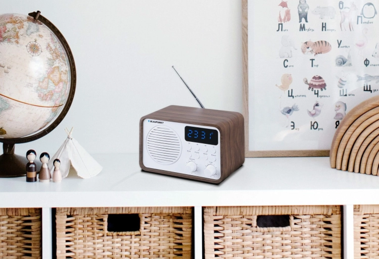 Bezprzewodowy radioodtwarzacz Blaupunkt PP7BT odtwarzający muzykę w domowym salonie.
