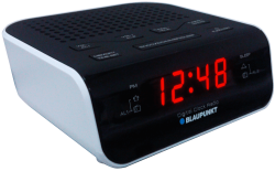 Biały radiobudzik Blaupunkt CR5WH z czytelnym cyfrowym wyświetlaczem.