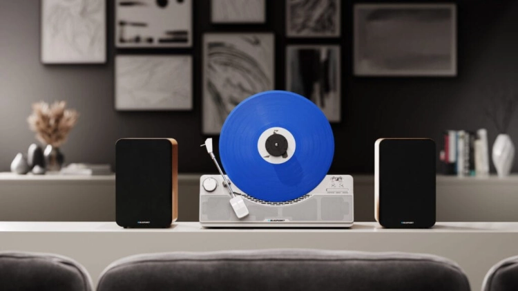 Nowoczesny, srebrny gramofon wertykalny Blaupunkt VT100SL jako oryginalny element jasnego wystroju salonu.