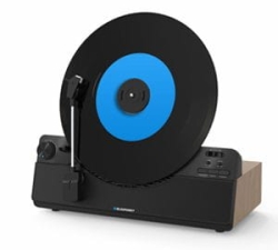 Pionowy gramofon Blaupunkt VT100BK w czarnej obudowie z odtwarzaną płytą winylową.