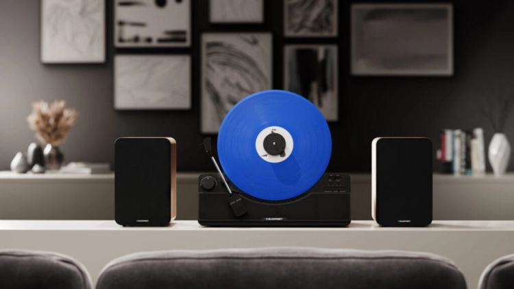Nowoczesny, czarny gramofon wertykalny Blaupunkt VT100BK jako elegancki element wystroju salonu.
