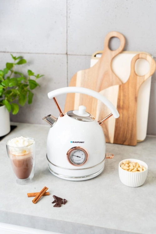 Stylowy czajnik Blaupunkt EKS802WH o mocy 3120W prezentujący się na blacie kuchennym.