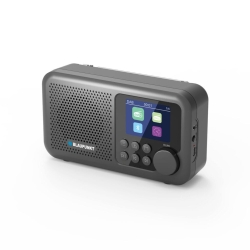 Podświetlany wyświetlacz LCD radia DR8BK prezentujący godzinę i informacje o stacji radiowej.