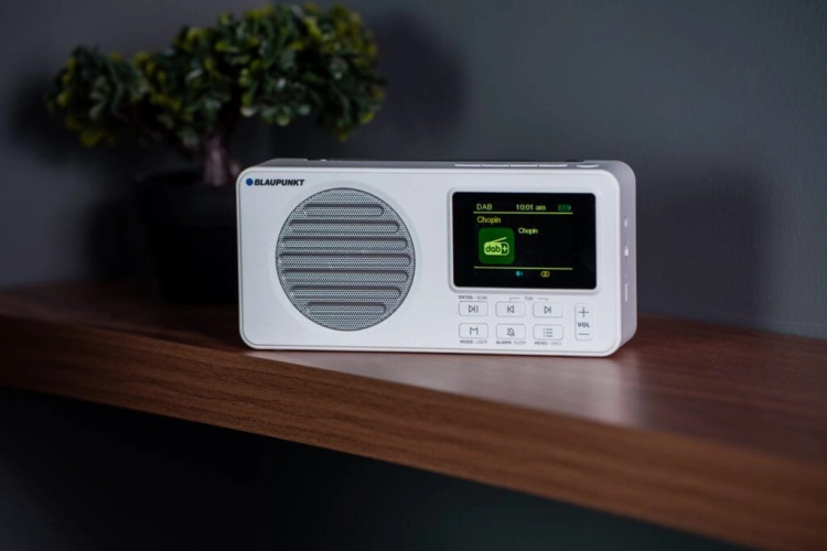 Radio Blaupunkt DR6WH ustawione na stoliku nocnym jako nowoczesny budzik.