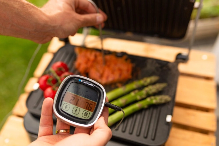 Termometr Blaupunkt FTM501 podczas sprawdzania temperatury wewnątrz pieczonego mięsa.