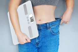 Zbliżenie na wyświetlacz LCD wagi Blaupunkt BSM501 pokazujący wskaźniki tkanki tłuszczowej i BMI.