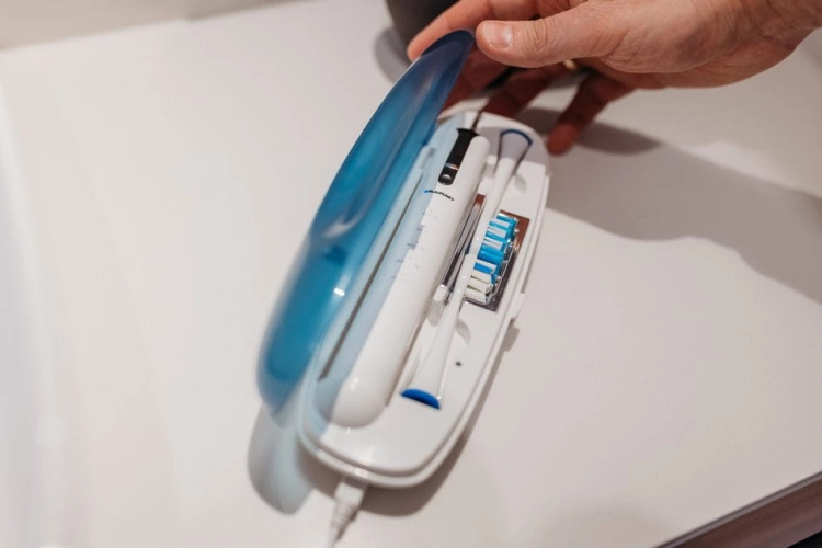 Zbliżenie na intuicyjny panel z 3 trybami pracy oraz stację ładującą szczoteczki Blaupunkt DTS511.