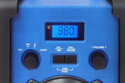 Widok na gniazda USB, SD oraz panel sterowania radia warsztatowego Blaupunkt PP30BT JOBSITE.