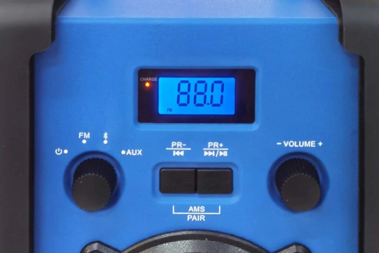 Widok na gniazda USB, SD oraz panel sterowania radia warsztatowego Blaupunkt PP30BT JOBSITE.