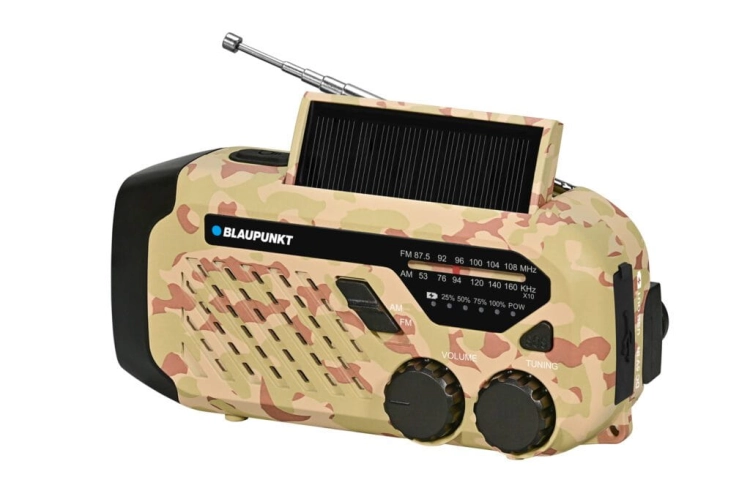 Panel słoneczny i korbka dynamo w radiu Blaupunkt ER10DC SURVIVAL do ładowania ręcznego.