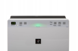 Intuicyjny panel sterowania i wylot powietrza w oczyszczaczu Sharp KC-F32EU-W.