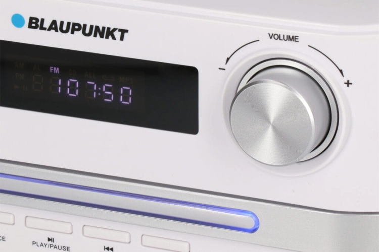 Przedni panel z wyświetlaczem LED i napędem CD w wieży Blaupunkt MS16BT Edition.