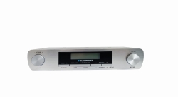 Wyraźny wyświetlacz LCD oraz intuicyjny panel sterowania w podszafkowym radiu Blaupunkt.