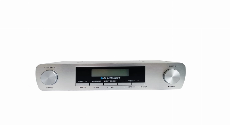 Wyraźny wyświetlacz LCD oraz intuicyjny panel sterowania w podszafkowym radiu Blaupunkt.