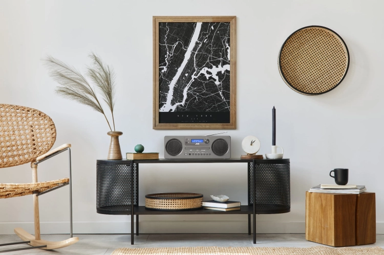 Intuicyjny pilot zdalnego sterowania dołączony do zestawu audio JVC RD-E861B.
