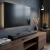 Soundbar AKAI ASB-29 z oferty Yago24.pl idealnie wkomponowany pod telewizorem w salonie.
