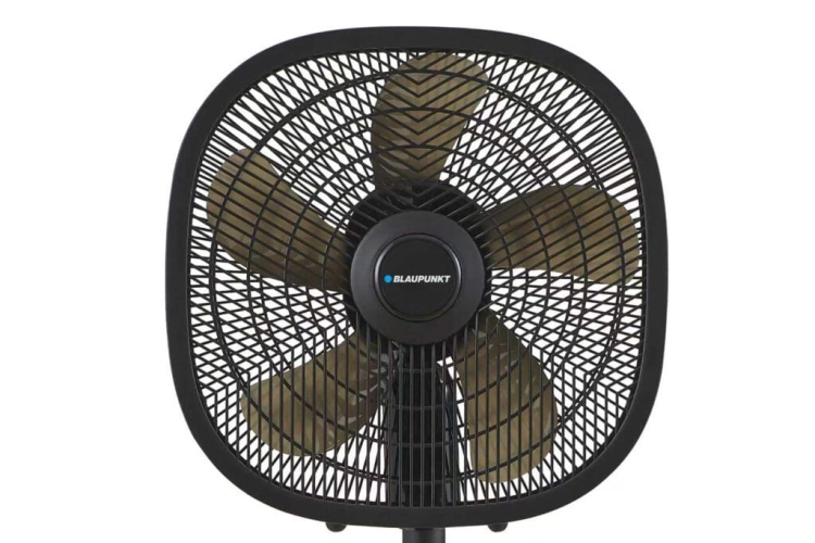Szeroki wirnik o średnicy 40 cm ukryty za bezpieczną siatką w wentylatorze Blaupunkt ASF601.