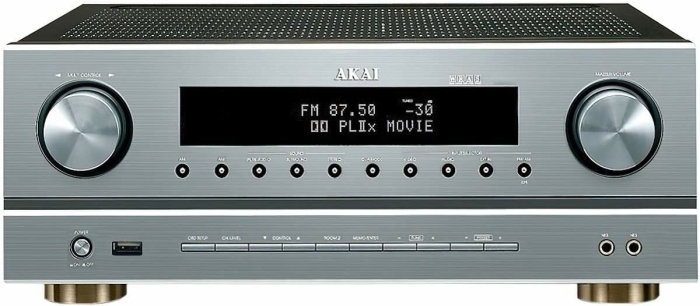 Wyraźny wyświetlacz oraz intuicyjne pokrętła sterujące we wzmacniaczu AKAI AS005RA-750BT.