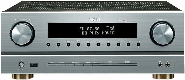 Wyraźny wyświetlacz oraz intuicyjne pokrętła sterujące we wzmacniaczu AKAI AS005RA-750BT.