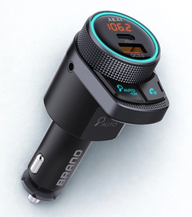 Podwójne złącze USB, w tym port szybkiego ładowania QC 3.0 w modelu AKAI FMT-80BT.