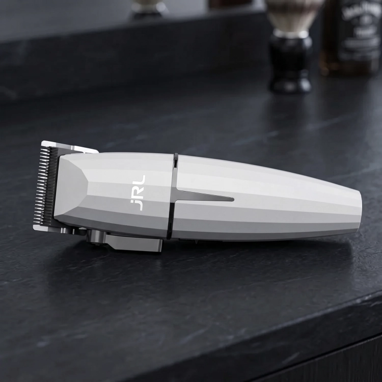 Potężny silnik z technologią Smart-Clip dostosowujący obroty do gęstości włosów w maszynce JRL Onyx FF 2020C-B z Yago24.pl.