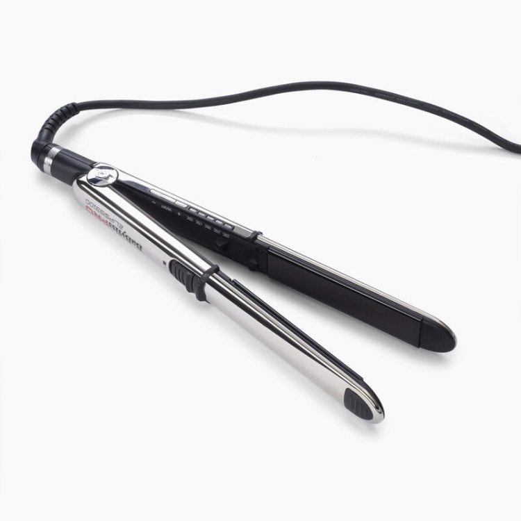Gładkie prostowanie i stylizacja fal przy użyciu wielofunkcyjnej prostownicy BaByliss PRO BAB3100EPE.