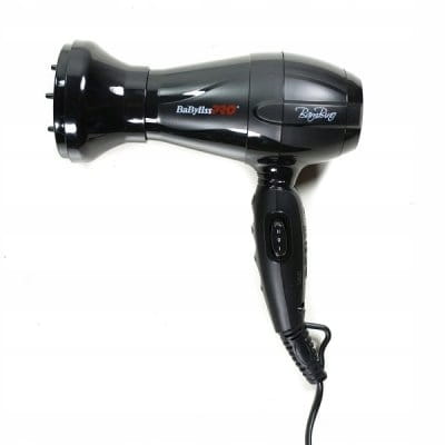 Mechanizm podwójnego napięcia (120V i 240V) na obudowie suszarki turystycznej BaByliss PRO.