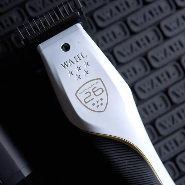 Strzyżenie męskie i płynne przejścia tonalne realizowane maszynką Wahl 5 Star Vapor.