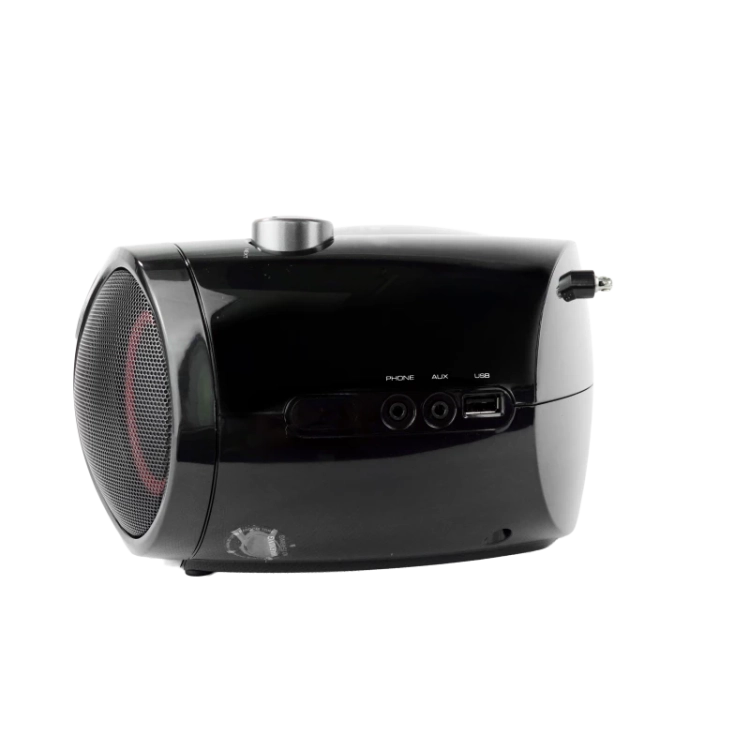 Wbudowany port USB oraz gniazdo AUX minijack na froncie boomboxa Blaupunkt BB18BK.