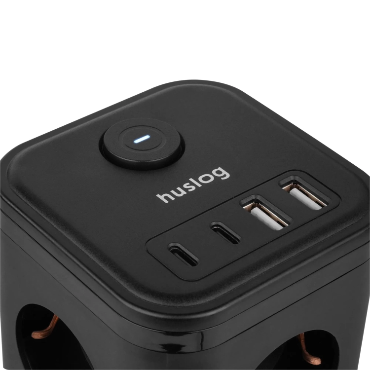 Cztery zintegrowane porty USB na obudowie kostki zasilającej Huslog HUS1050.