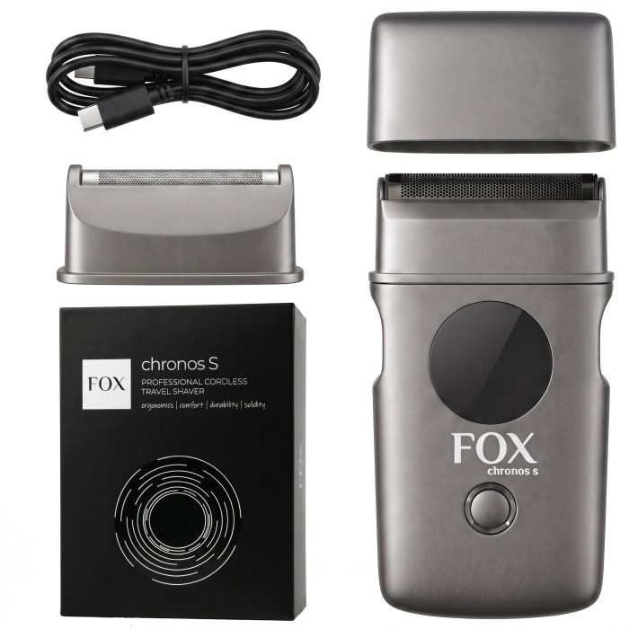 Zestaw akcesoriów dołączonych do golarki FOX Chronos S – dodatkowa głowica, pędzelek i kabel USB-C.