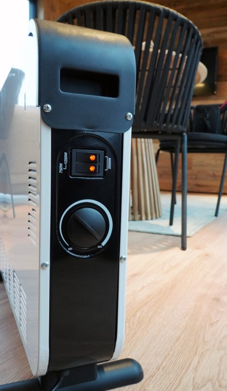 Boczny panel z mechanicznym pokrętłem termostatu oraz przełącznikami 3 poziomów mocy grzewczej.