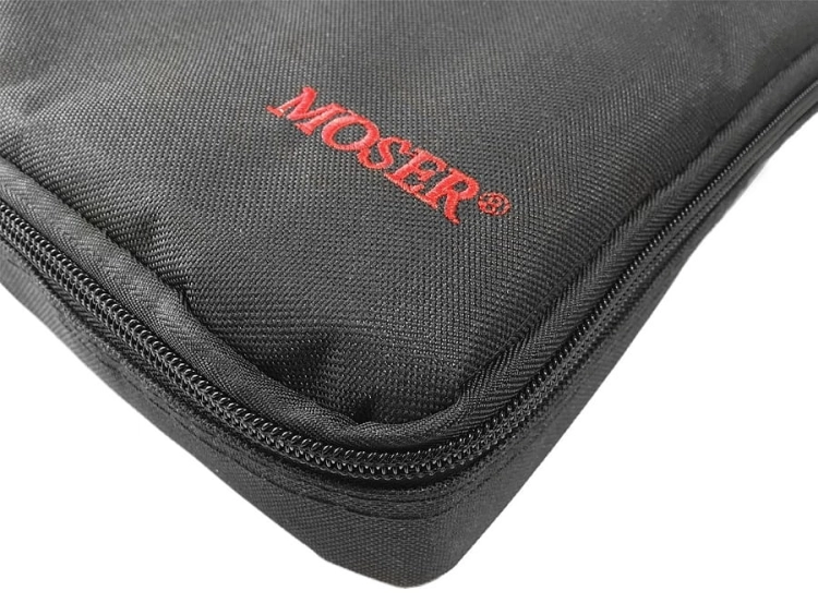Wytrzymały materiał i solidne zamki błyskawiczne zabezpieczające produkt saszetka organizer Moser na narzędzia fryzjerskie.